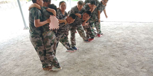 德安会人团队在玩强度硫酸河游戏 德安会人团队在玩强度硫酸河游戏