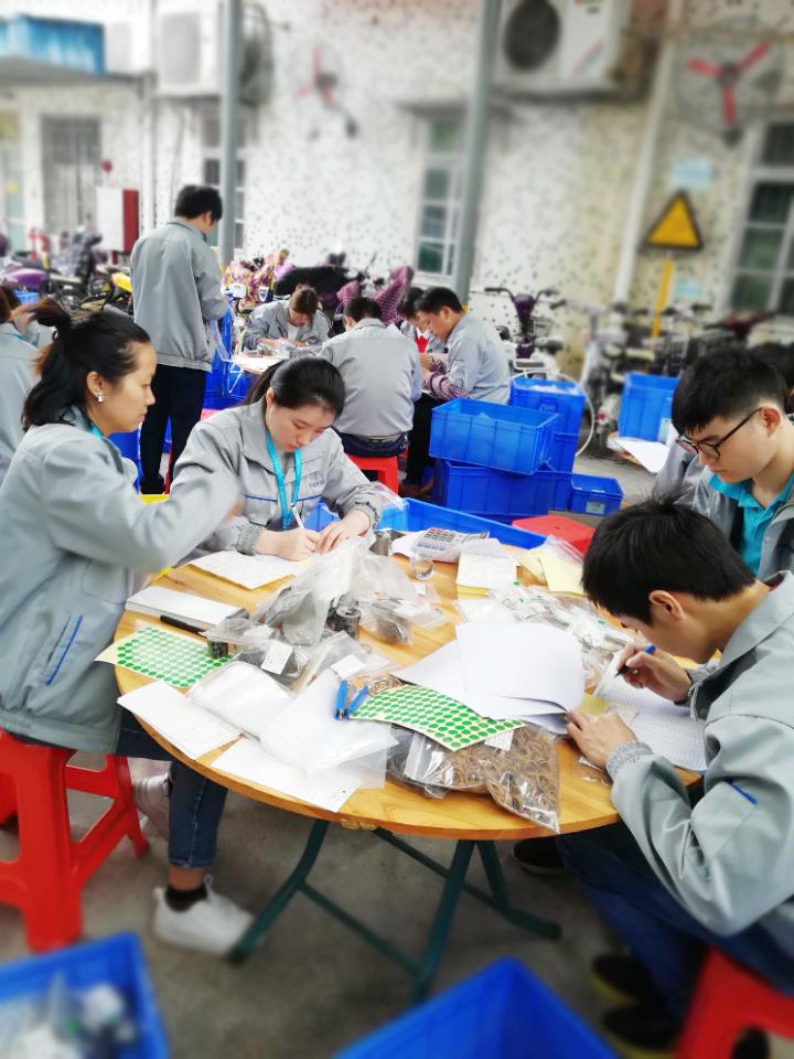 “德安会人”在对每一个密封件产品仔细点数、初盘、抽盘等