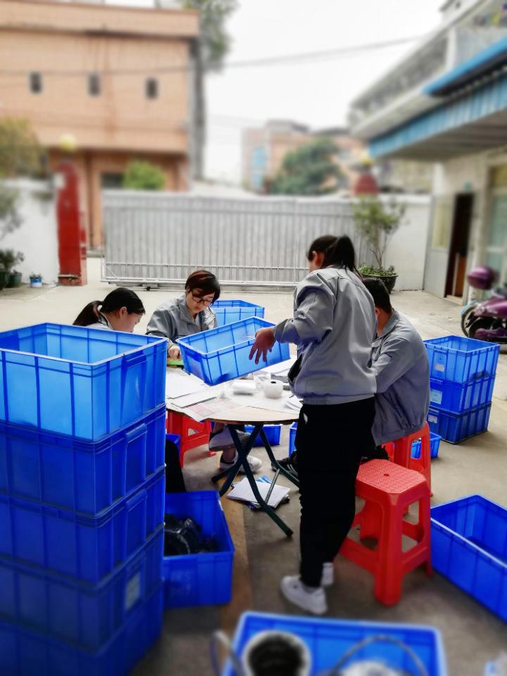 “德安会人”在对每一个密封件产品仔细点数、初盘、抽盘等