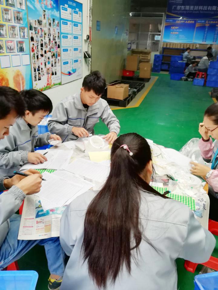 “德安会人”在对每一个密封件产品仔细点数、初盘、抽盘等