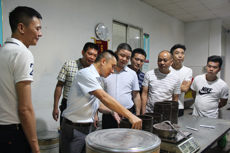 德安会胡燕林总经理亲自讲解密封产品压制车间